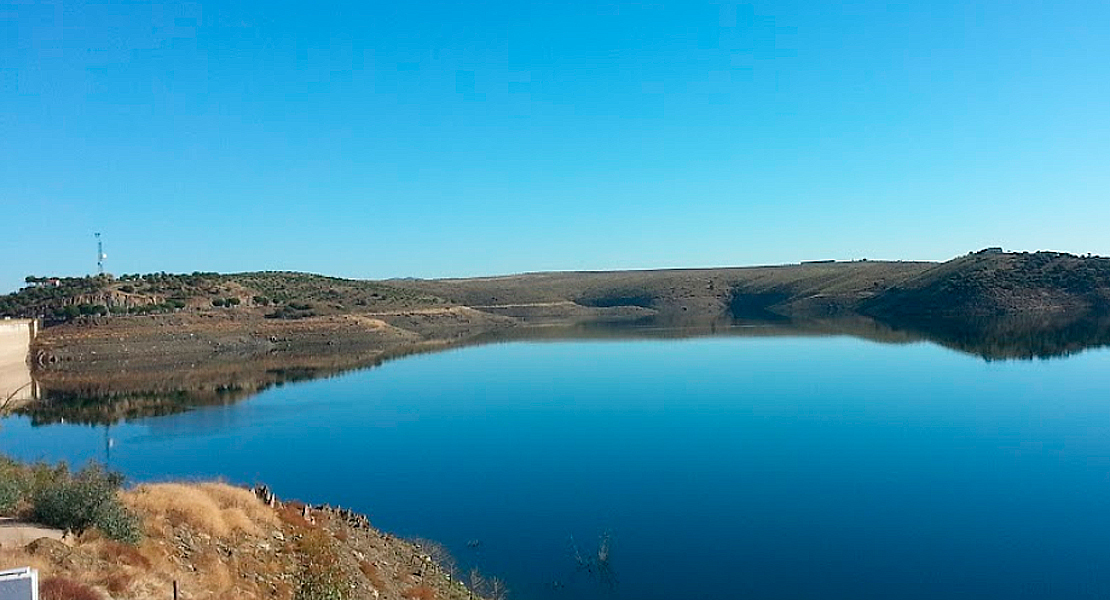 El pantano de Valencia del Ventoso necesita una limpieza para seguir suministrando agua