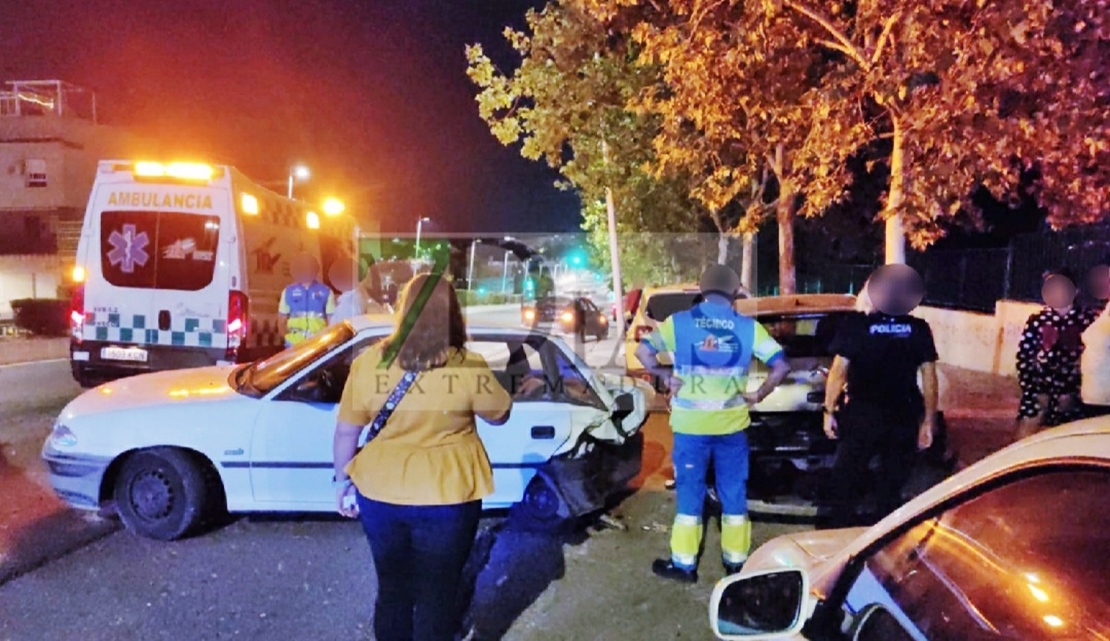 ACCIDENTE EN BADAJOZ: colisionan contra varios vehículos estacionados y ,uno de ellos, se da a la fuga