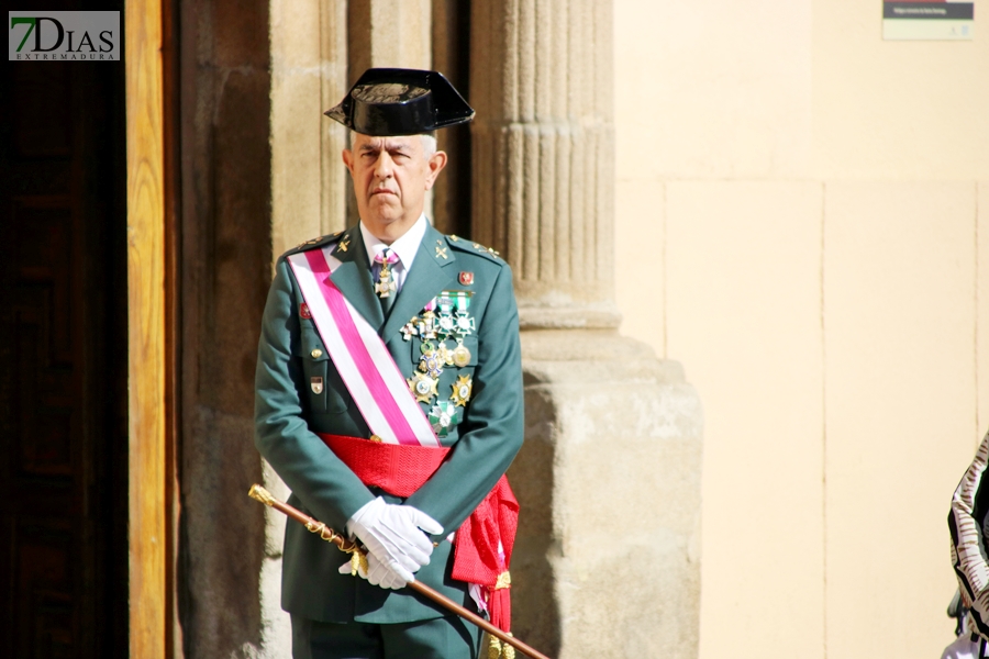 Desfile y medallas por el &#39;Día de la Fiesta Nacional&#39; en Badajoz