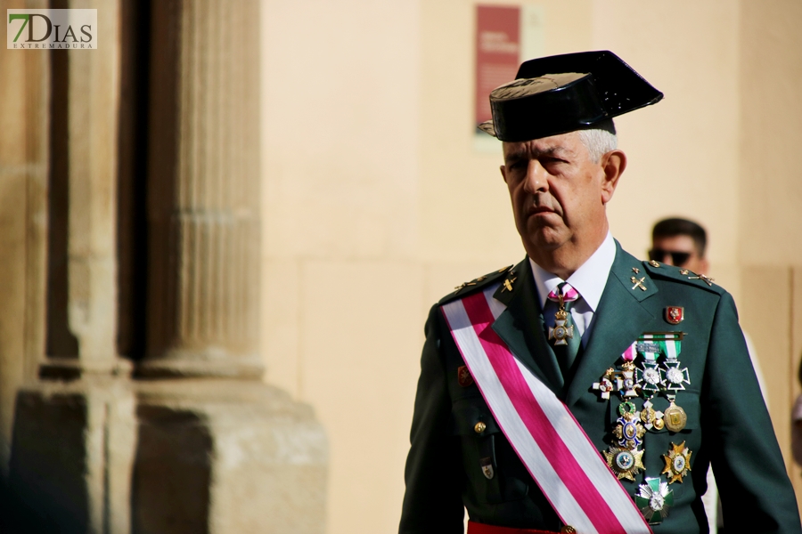 Desfile y medallas por el &#39;Día de la Fiesta Nacional&#39; en Badajoz