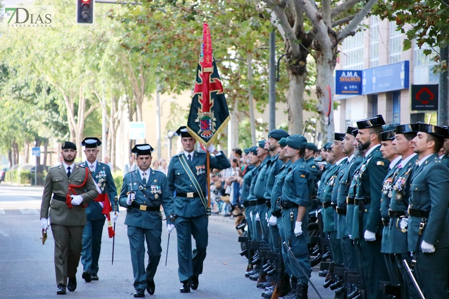 Desfile y medallas por el &#39;Día de la Fiesta Nacional&#39; en Badajoz