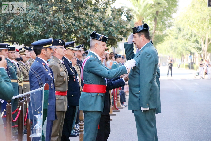 Desfile y medallas por el &#39;Día de la Fiesta Nacional&#39; en Badajoz