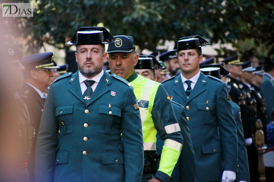 Desfile y medallas por el &#39;Día de la Fiesta Nacional&#39; en Badajoz
