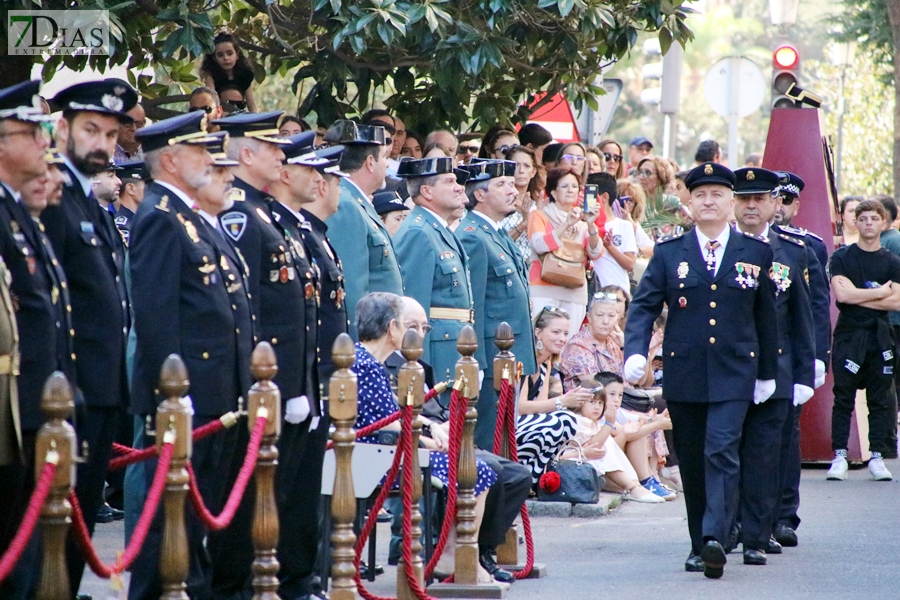Desfile y medallas por el &#39;Día de la Fiesta Nacional&#39; en Badajoz