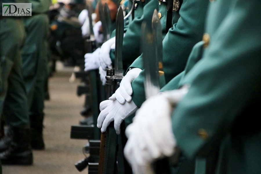 Desfile y medallas por el &#39;Día de la Fiesta Nacional&#39; en Badajoz