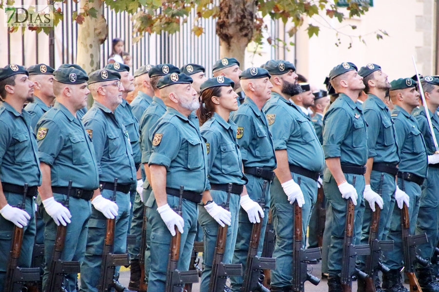 Desfile y medallas por el &#39;Día de la Fiesta Nacional&#39; en Badajoz