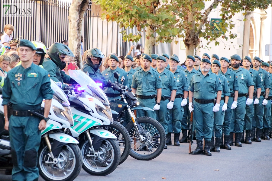 Desfile y medallas por el &#39;Día de la Fiesta Nacional&#39; en Badajoz