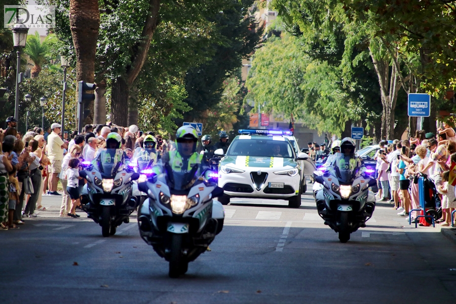 Desfile y medallas por el &#39;Día de la Fiesta Nacional&#39; en Badajoz