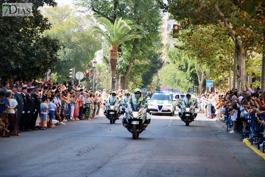 Desfile y medallas por el &#39;Día de la Fiesta Nacional&#39; en Badajoz