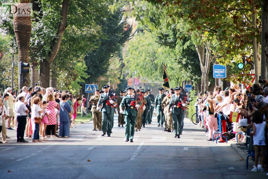 Desfile y medallas por el &#39;Día de la Fiesta Nacional&#39; en Badajoz