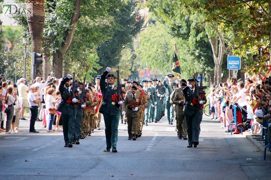 Desfile y medallas por el &#39;Día de la Fiesta Nacional&#39; en Badajoz