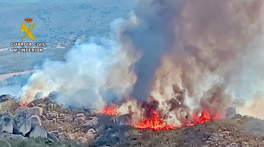 Dan con el hombre que originó un incendio forestal en Valencia de Alcántara (CC)