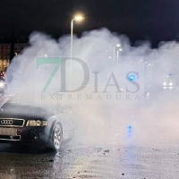 Arde un coche de madrugada en el puente de la Autonomía de Badajoz