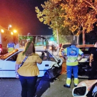 Colisionan contra vehículos estacionados y uno de ellos se da a la fuga en Badajoz