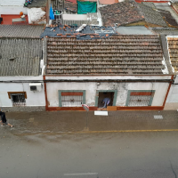 El agua entra en las viviendas de una calle en Badajoz