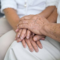 Se establece un convenio para mejorar las condiciones de los servicios de los más mayores