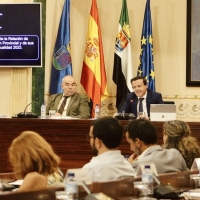Gallardo anuncia un plan especial para aliviar las necesidades presupuestarias de los Ayuntamientos
