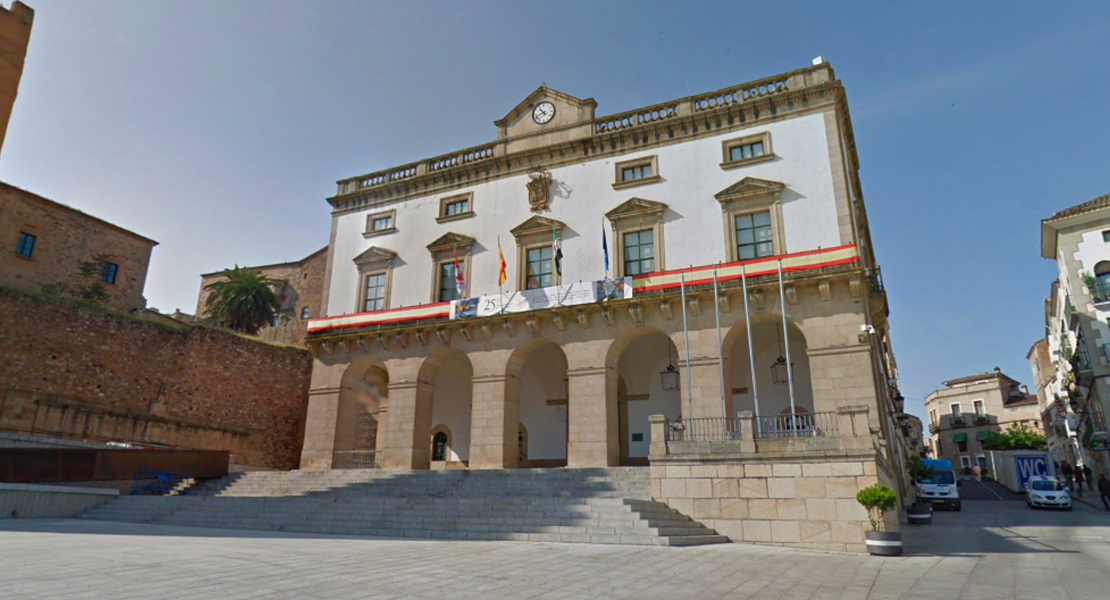 Critican al Ayuntamiento de Cáceres por incumplir la ley con el comercio