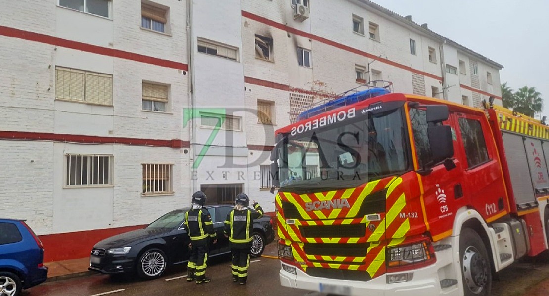 Bomberos del CPEI salvan la vida a varias personas en un incendio en Montijo