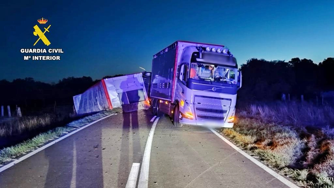 Cortan la carretera EX-381 por un accidente entre dos camiones