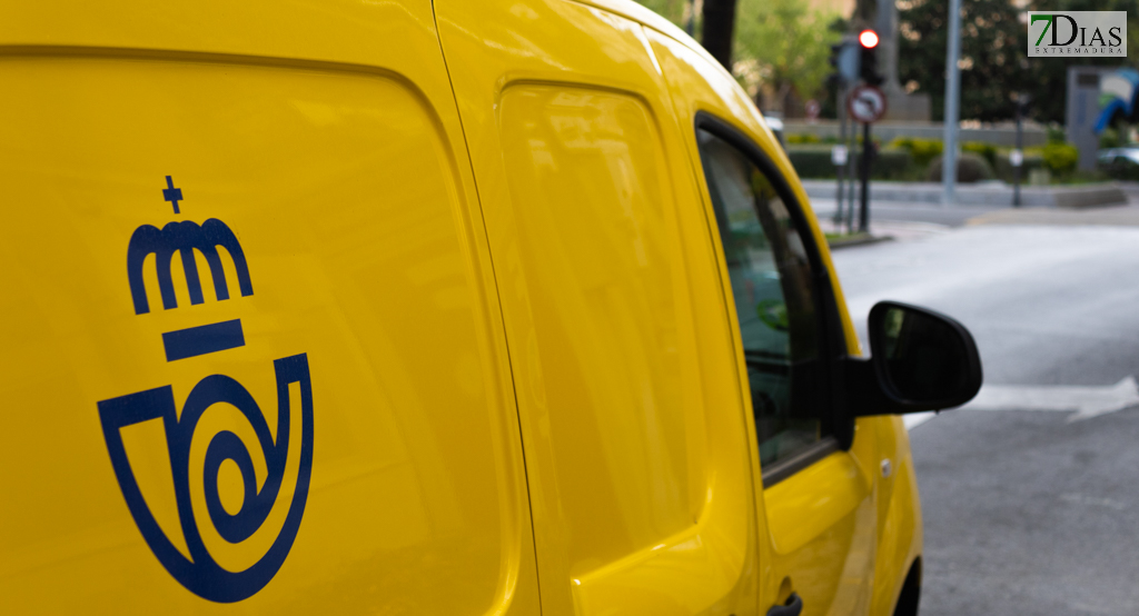 Correos distribuye cerca de 20.300 distintivos de la DGT en Extremadura