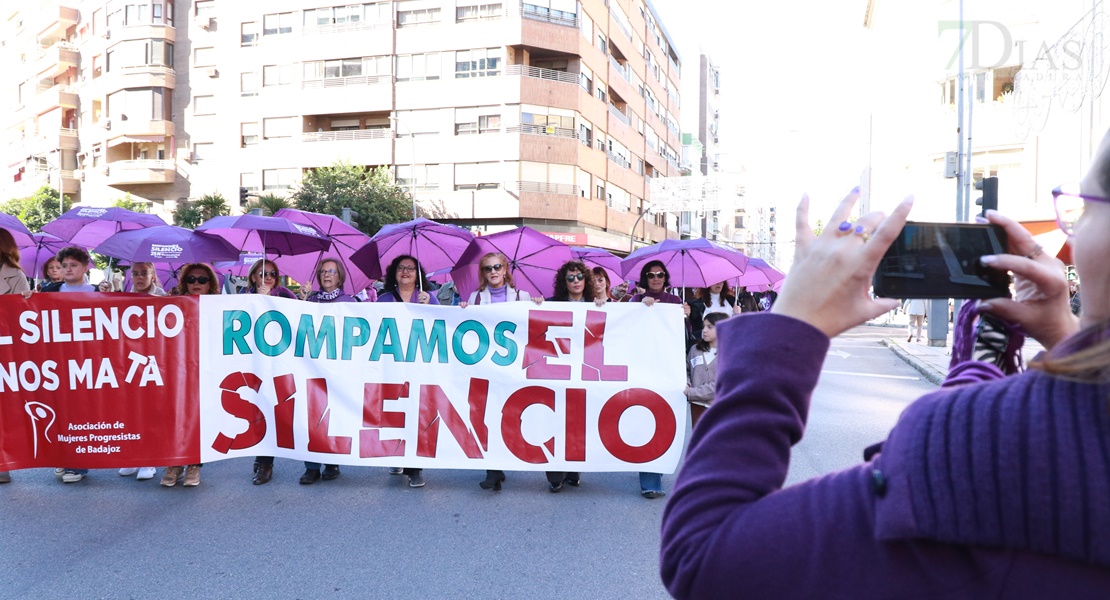 Alrededor de 1.000 personas se manifiestan contra la Violencia de Género en Badajoz