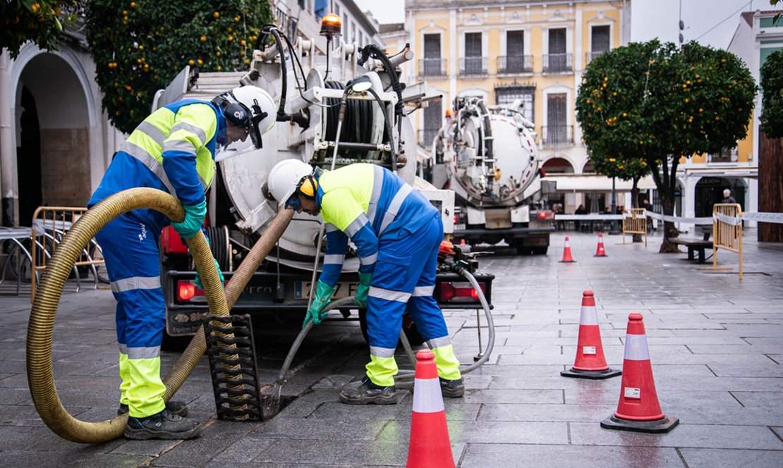 Más de 30.000 kilos de residuos extraídos de alcantarillas y redes de saneamiento en Mérida