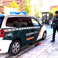 Una mujer abandona tres días a su hijo menor en casa y sin apenas comida