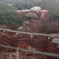 El original cartel que anuncia el Badajoz-Cacereño: &quot;Por todo lo que nos une y nos separa&quot;