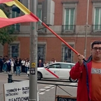 Los extremeños en Madrid se manifiestan con una bandera agujereada: ¿qué significa?