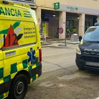 Se cae una baldosa y le abre la cabeza a un hombre en la avda. Juan Carlos I (Badajoz)