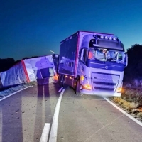 Cortan la carretera EX-381 por un accidente entre dos camiones