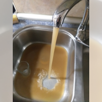 Así sale el agua en un pueblo extremeño en pleno 2023