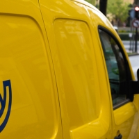 Correos distribuye cerca de 20.300 distintivos de la DGT en Extremadura