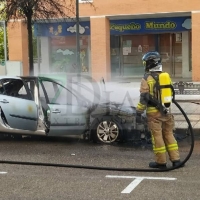 El incendio de un vehículo alerta a los vecinos del Cerro Gordo en Badajoz