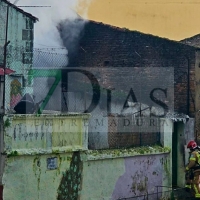 Un incendio calcina por completo una casa en Plasencia