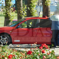 Pierde el control y se empotra contra la acera en Badajoz