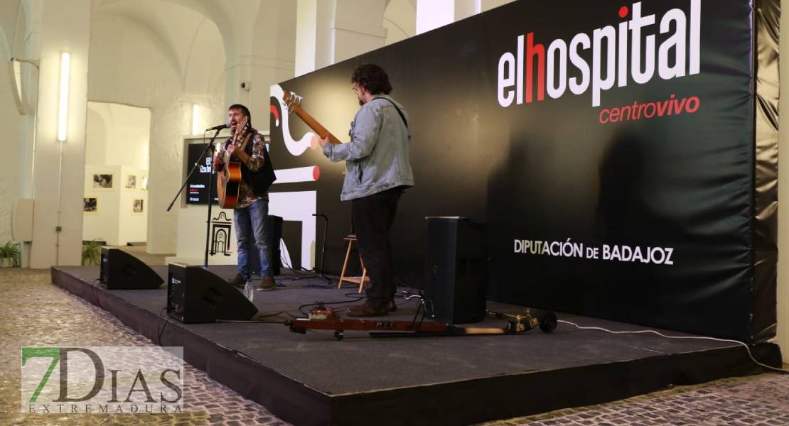 Imágenes del concierto de Flako Rodríguez en el Hospital Centro Vivo de Badajoz
