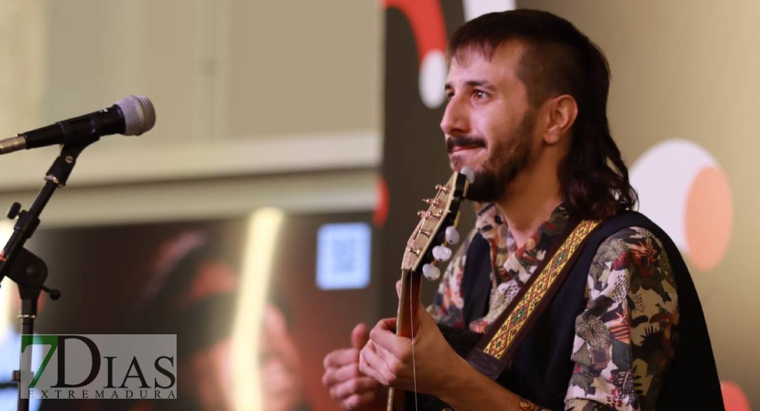 Imágenes del concierto de Flako Rodríguez en el Hospital Centro Vivo de Badajoz