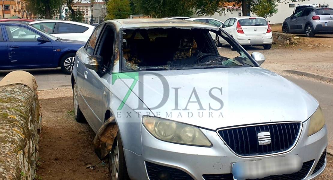 El incendio de otro vehículo alerta a los vecinos de Badajoz