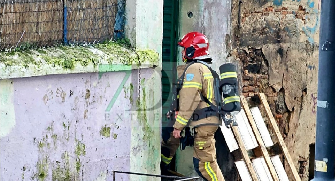 Un incendio calcina por completo una casa en Plasencia