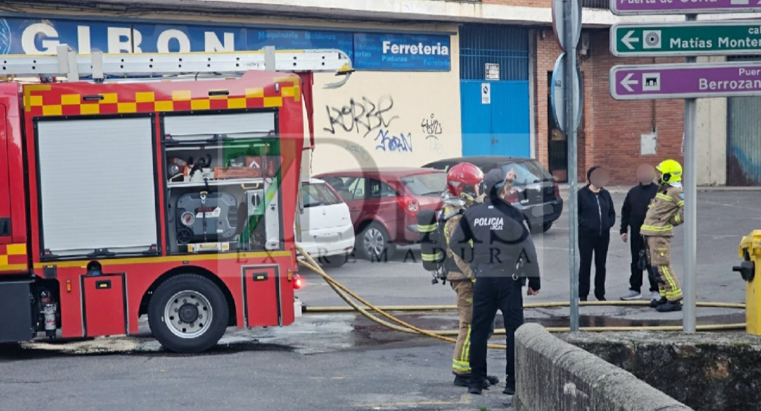 Un incendio calcina por completo una casa en Plasencia