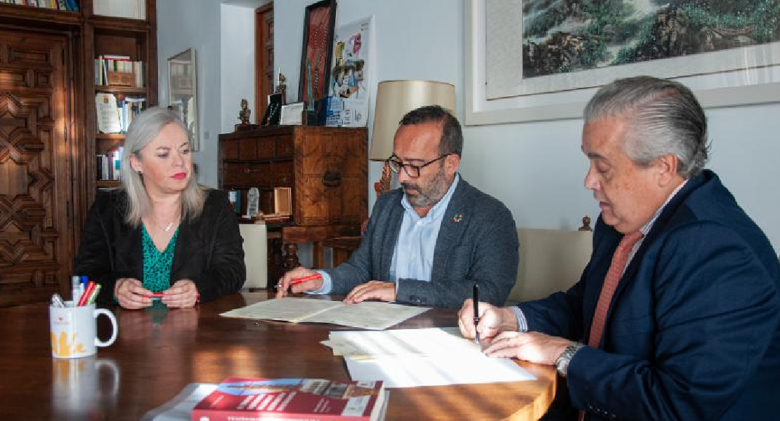 Firman un convenio para falicitar la gestión de impuestos en la provincia de Cáceres