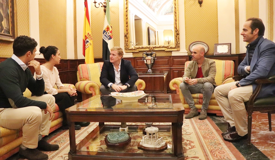 La pacense Miriam Casillas visita el Ayto. tras su clasificación para los Juegos Olímpicos