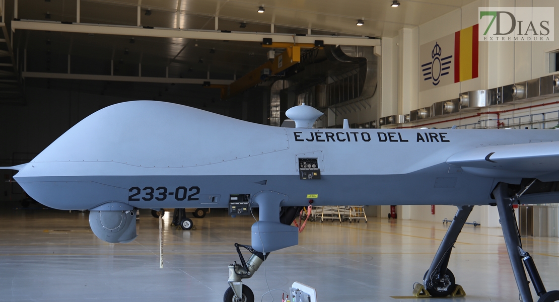 La Ministra de Defensa, Margarita Robles, visita la base aérea de Talavera La Real