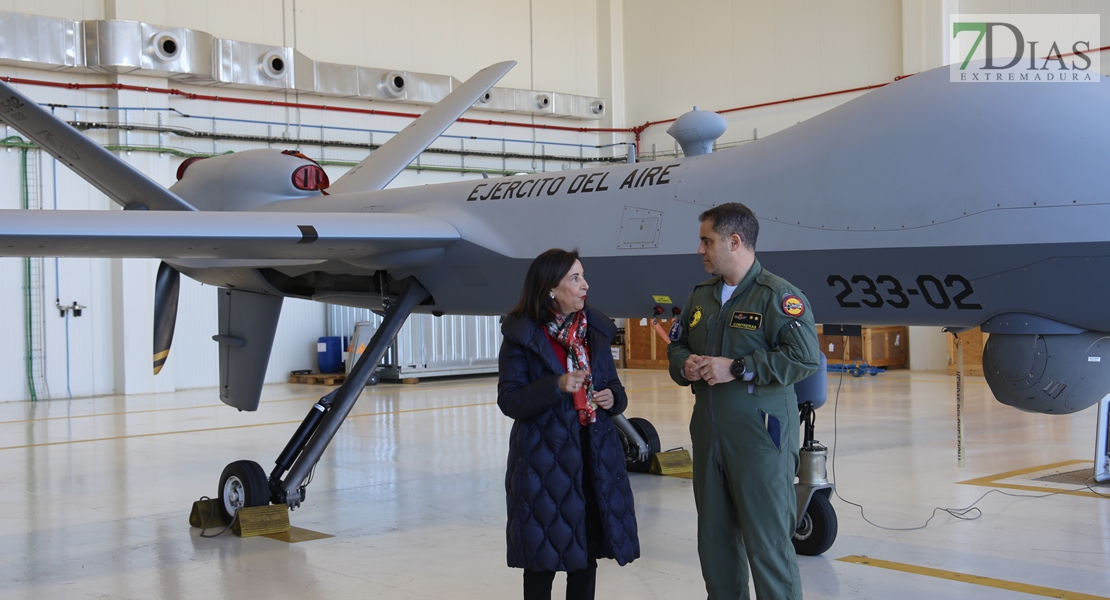 La Ministra de Defensa, Margarita Robles, visita la base aérea de Talavera La Real