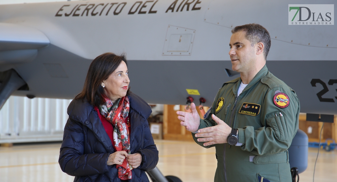 La Ministra de Defensa, Margarita Robles, visita la base aérea de Talavera La Real