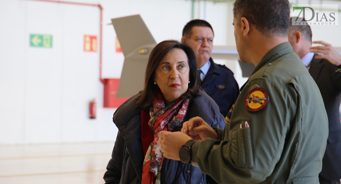 La Ministra de Defensa, Margarita Robles, visita la base aérea de Talavera La Real