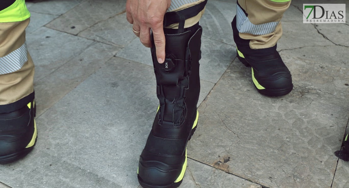 Así son los nuevos trajes de los bomberos de Badajoz