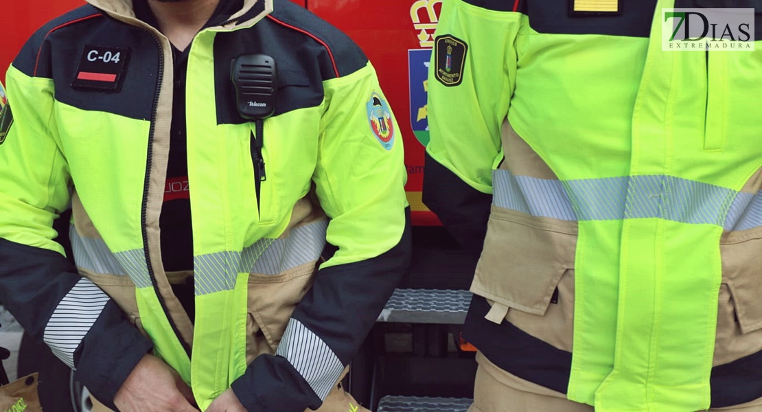 Así son los nuevos trajes de los bomberos de Badajoz